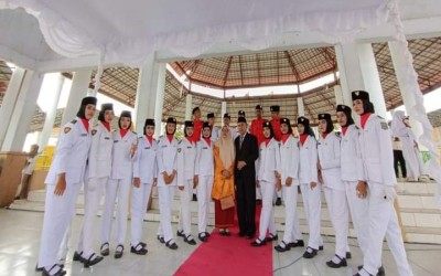 PASKIB dan Marching Band SMP Negeri 39 Jakarta Menjadi Petugas Upacara HUT RI Ke-78 di Paruga Na'e Sila